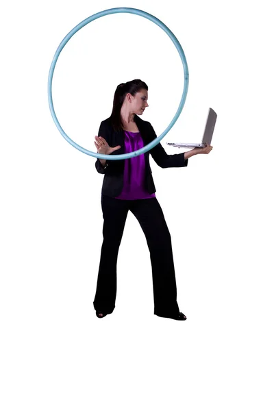 Une femme d'affaires heureuse faisant de l'exercice avec un hula- cerceau — Photo