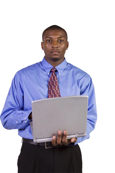 Молодой черный человек стоит и работает на ноутбуке — стоковое фото