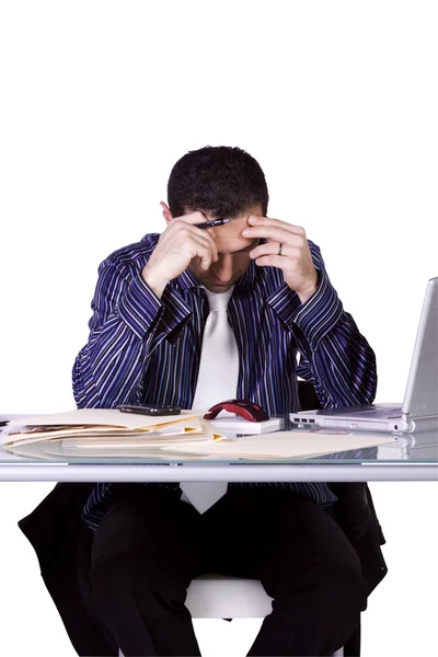 Стрессовый бизнесмен за рабочим столом — стоковое фото