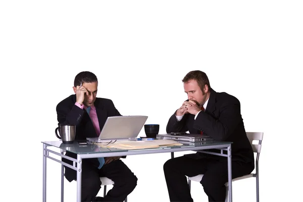 Стрессовые бизнесмены, работающие вместе, чтобы соблюсти сроки — стоковое фото