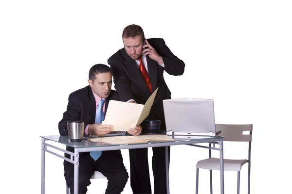 Zwei Geschäftsleute arbeiten zusammen — Stockfoto