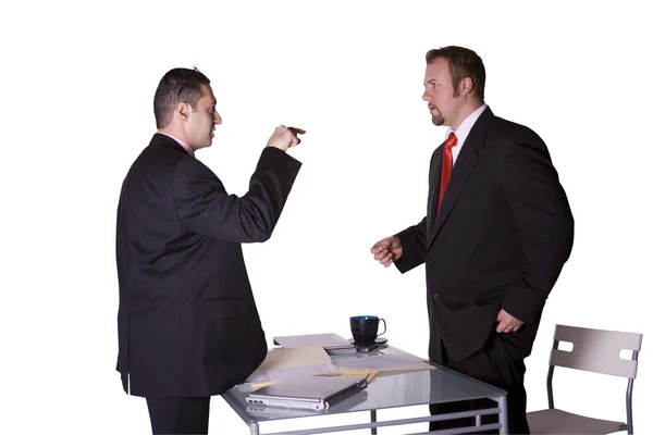 Geschäftsleute kämpfen über den Schreibtisch — Stockfoto