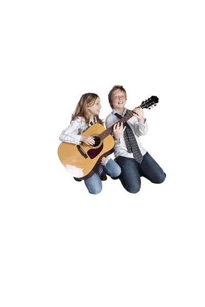 Irmão e irmã brincando com guitarra — Fotografia de Stock