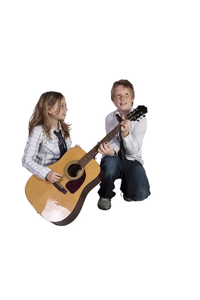 弟弟和妹妹跟吉他游手好闲 — 图库照片