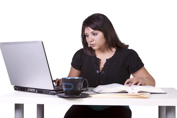 Mooie vrouw die op haar laptop werkt — Stockfoto