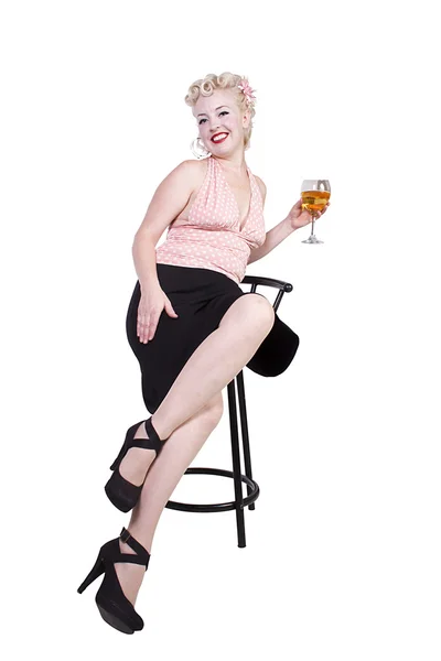 Žena v šatech pin-up pití na židli - izolovaný — Stock fotografie