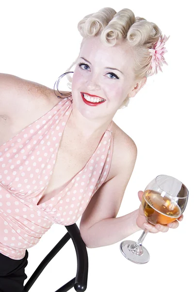 Vrouw in jurk van de pin-up drinken op een stoel - geïsoleerd — Stockfoto