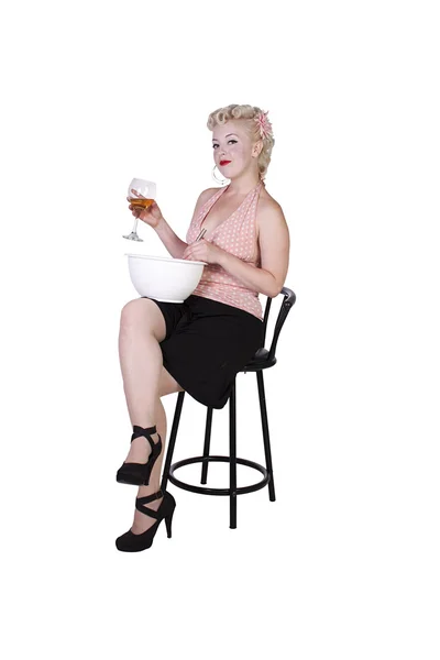 Sexig retro kvinna matlagning medan du dricker — Stockfoto
