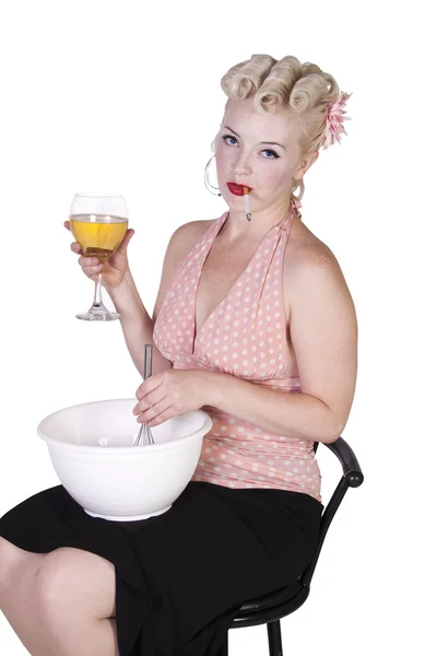 性感复古的女人做饭时吸烟和饮酒 — 图库照片