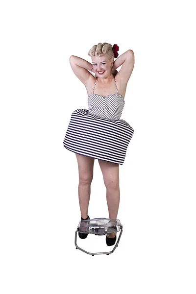Piękna dziewczyna pinup retro ciesząc się chłodnego powietrza z wentylatora — Zdjęcie stockowe