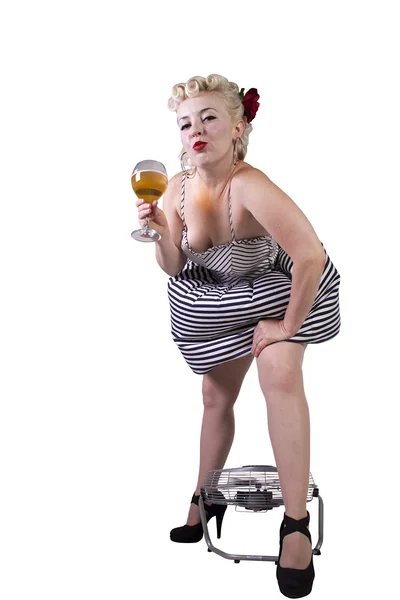 Piękna dziewczyna pinup retro z winem, ciesząc się chłodnego powietrza z wentylatora — Zdjęcie stockowe
