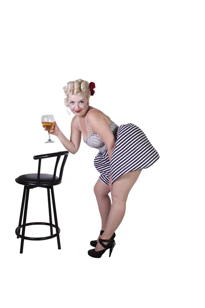 Şarap hayranı serin havası gidiyor güzel pinup retro kızla — Stok fotoğraf