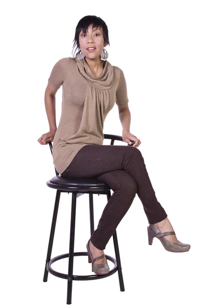 Smuk kvinde poserende på en stol - Stock-foto