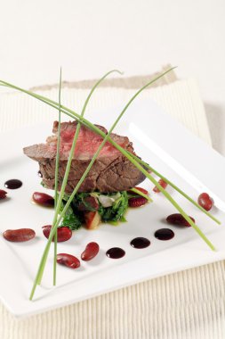 Ensalada de verduras con tiras de carne de res