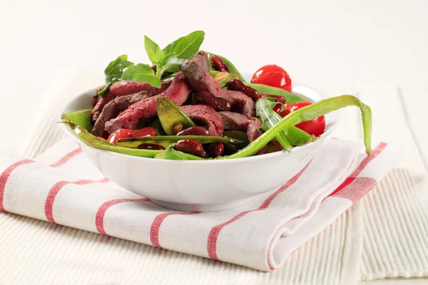 Sığır eti şeritler ile sebze salatası — Stok fotoğraf