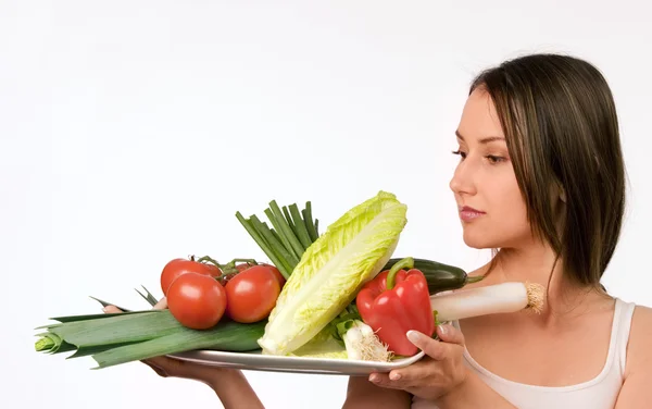 Young woman holding a plate with fresh vegetables — Stock Photo, Image