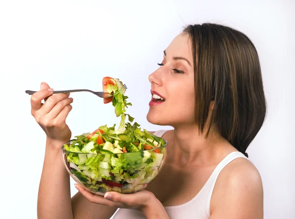 Jovem mulher comendo salada saudável — Fotografia de Stock