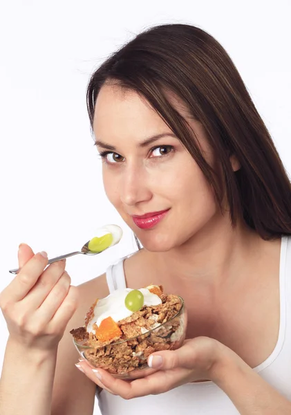 Mladá žena s miskou snídaňových obilovin — Stock fotografie