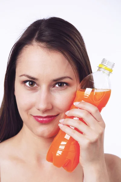 Mladá žena s lahví pomerančové šťávy — Stock fotografie