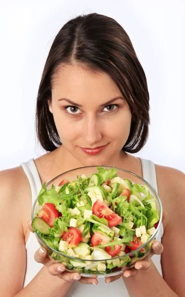 Giovane donna con insalata fresca — Foto Stock