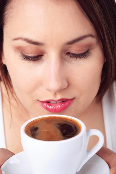 Młoda kobieta zapachu kawy — Zdjęcie stockowe