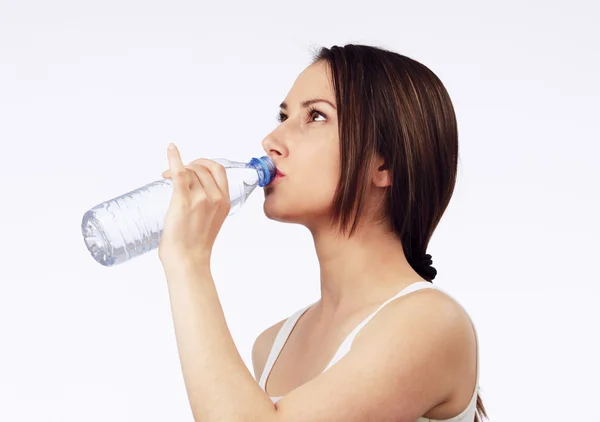 Ung kvinde drikkevand - Stock-foto