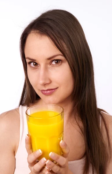 Attraente giovane donna che tiene un bicchiere di succo d'arancia — Foto Stock