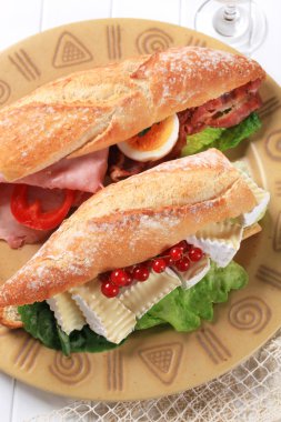 peynir ve salam alt sandviç