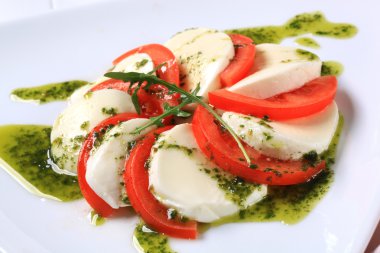 Caprese salatası