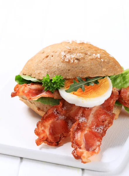 Brood broodje met knapperige bacon — Stockfoto