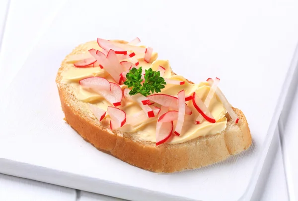 Pão com manteiga e rabanete — Fotografia de Stock