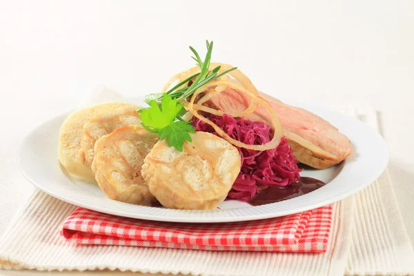 Roast pork, dumplings and red cabbage — Stock Photo, Image