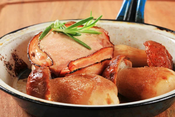 ベーコン巻き豚フィレ肉とキノコ — ストック写真