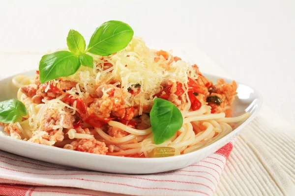 Spaghetti with minced meat and cheese — Stock Photo, Image