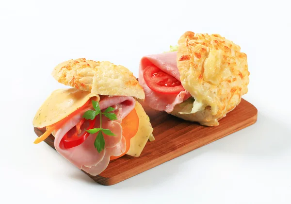 Jambonlu ve peynirli sandviç — Stok fotoğraf