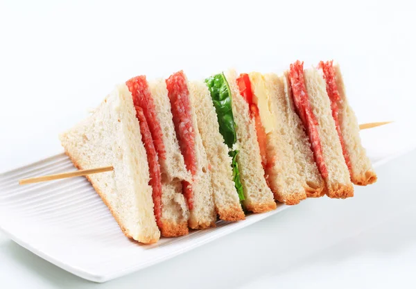 Wielo--ułożony warstwami salami kanapka — Zdjęcie stockowe