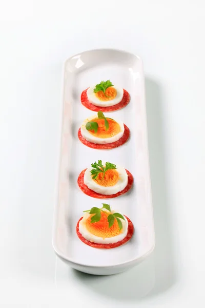 Rebanadas de salami y huevo cocido —  Fotos de Stock