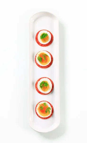 Rebanadas de salami y huevo cocido —  Fotos de Stock