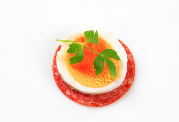 Plakje salami en gekookt ei — Stockfoto
