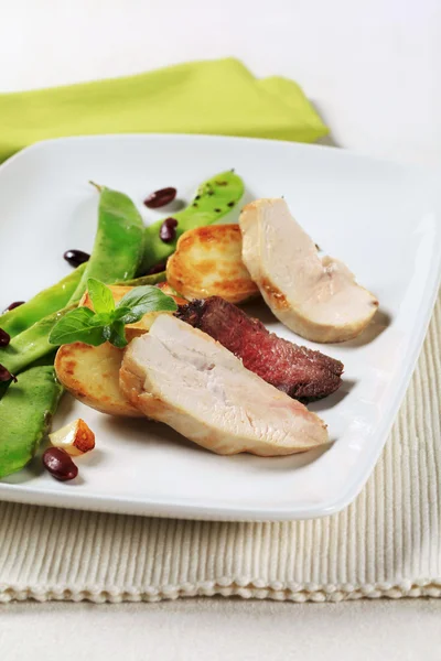 Kip en rundvlees vlees met plantaardige garnituur — Stockfoto