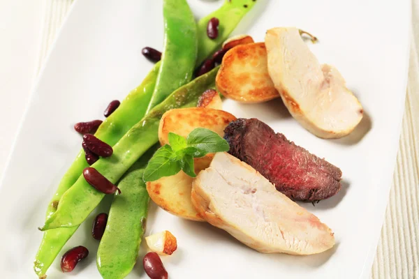 Kip en rundvlees vlees met plantaardige garnituur — Stockfoto