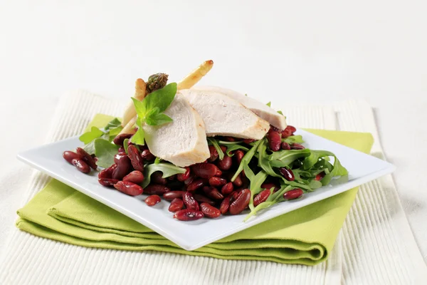 Chicken breast with red beans and arugula — Stock Photo, Image