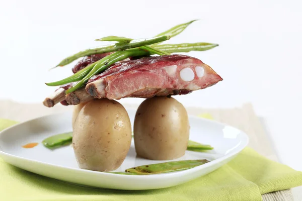 Varkensribbetjes en aardappelen — Stockfoto