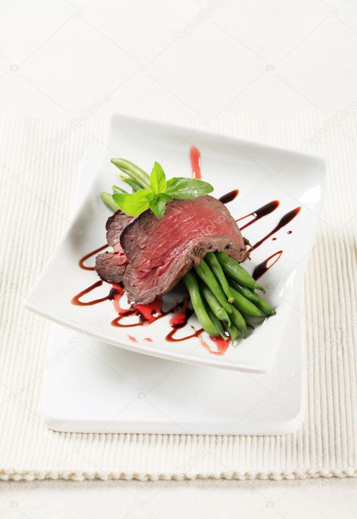 Roast beef and string beans