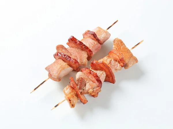 Varkensvlees en bacon spiesjes — Stockfoto