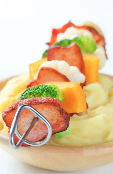 Bacon and vegetable skewer and mashed potato — Stock Photo, Image