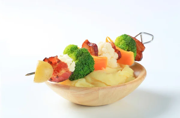Bacon och grönsaker spett och potatismos — Stockfoto