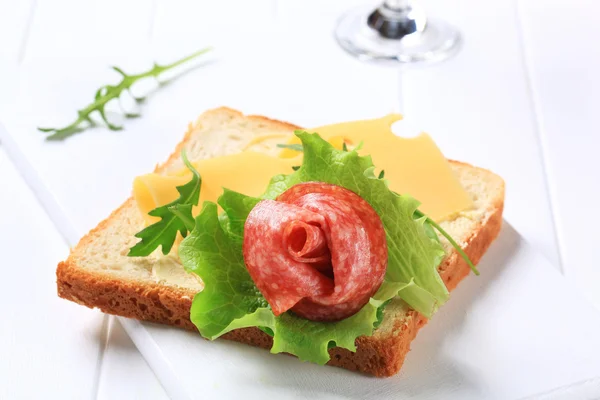 Brood met Zwitserse kaas en salami — Stockfoto
