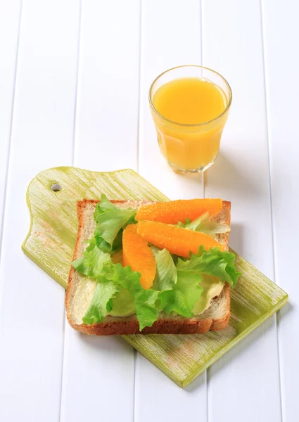 Roti lapis sehat dan jus jeruk — Stok Foto
