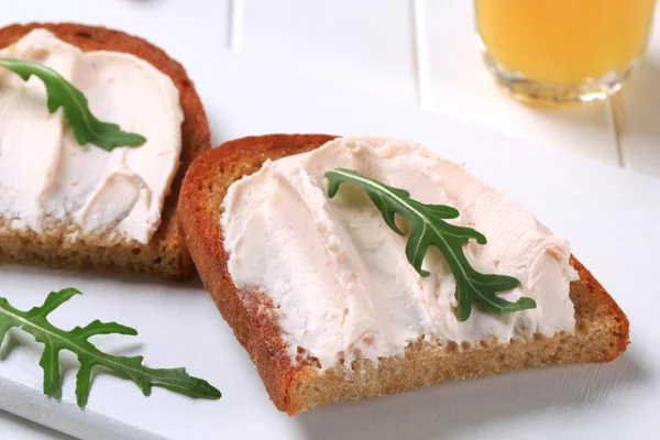 Pão crocante com salame spread — Fotografia de Stock